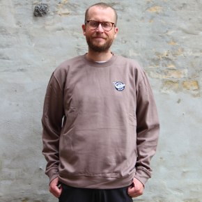 Moby Disc - Moby Disc Mocha Brown Sweatshirt  - 2026 Edition (Broderet front og printet bag)
